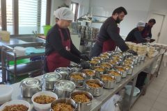 Προετοιμασία των συσσιτίων στην Ι. Μητρόπολη Λάμπλης, Συβρίτου και Σφακίων