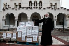 Ο Πρωτοπρεσβύτερος Πατέρας Γεώργιος Ζώρζος στον Ι.Ν. Παμμεγίστων Ταξιαρχών με τα δέματα από το Ίδρυμα "Μαριάννα Β. Βαρδινογιάννη" και την "ΕΛΠΙΔΑ"