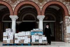 Ο Πρωτοπρεσβύτερος Πατέρας Γεώργιος Ζώρζος στον Ι.Ν. Παμμεγίστων Ταξιαρχών με τα δέματα από το Ίδρυμα "Μαριάννα Β. Βαρδινογιάννη" και την "ΕΛΠΙΔΑ"