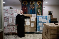 Ο Πρωτοπρεσβύτερος Πατέρας Γεώργιος Ζώρζος με την προσφορά αγάπης στο Πνευματικό Κέντρο Μητρόπολης Νικαίας
