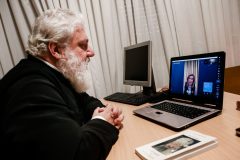 Η Μαριάννα Β. Βαρδινογιάννη συνομιλέι μέσω skype με τον Πρωτοπρεσβύτερο Πατέρα Γεώργιο Ζώρζο