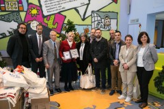 Η Μαριάννα Β. Βαρδινογιάννη με το Σωματείο Εργαζομένων Διυλιστηρίου ΜΟΤΟΡ ΟΙΛ και μέλη του διοικητικού και νοσηλευτικου προσωπικού της Ογκολογικής Μονάδας Παίδων "Μαριάννα Β. Βαρδινογιάννη - ΕΛΠΙΔΑ"