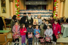 Η Μαριάννα Β. Βαρδινογιάννη και ο Μητροπολίτης Νικαίας πλαισιωμένοι από παιδιά της ενορίας
