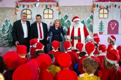 Η Μαριάννα Β. Βαρδινογιάννη με τον Δήμαρχο Φυλής Χρήστο Παππού, τον Παναγιώτη Καμαρινόπουλο, Πρόεδρο Ν.Π.Δ.Δ. Παιδικών Σταθμών Άνω Λιοσίων και τους μικρούς μαθητές του παιδικού σταθμού Άνω Λιοσίων