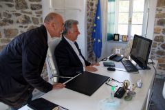 Η Μαριάννα Β. Βαρδινογιάννη συνομιλεί μέσω skype με τον Δήμαρχο Ερμιονίδας κύριο Γιάννη Γεωργόπουλο και τον Αντιδήμαρχο Ιωσήφ Ελ. Μερτύρη