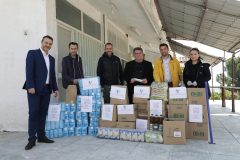 Ο Δήμαρχος Σαλαμίνας με το επιτελείο του παραλαμβάνουν τα δέματα από το Ίδρυμα "Μαριάννα Β. Βαρδινογιάννη" και την "ΕΛΠΙΔΑ"