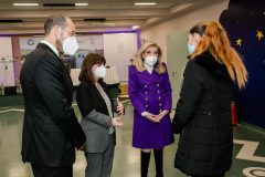 Η Πρόεδρος της Δημοκρατίας και η Μαριάννα Β. Βαρδινογιάννη συνομιλούν με την μητέρα της 13χρονής Αργυρώς