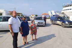 Μέλη του ΔΣ του "Υπερίωνα" παραλαμβάνουν τη γεννήτρια στο λιμάνι του Ληξουρίου