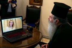 Η Μαριάννα Β. Βαρδινογιάννη συνομιλεί με τον Μητροπολίτη Πειραιώς Σεραφείμ