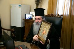 Ο Μητροπολίτης Πειραιώς Σεραφείμ προσφέρει μια εικόνα στην Μαριάννα Β. Βαρδινογιάννη