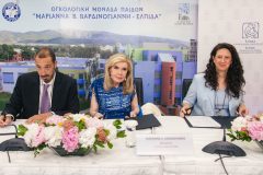 O Διοικητής του Νοσοκομείου Παίδων "ΑΓΙΑ ΣΟΦΙΑ" κύριος Μανώλης Παπασάββας,η κυρία Μαριάννα Β. Βαρδινογιάννη και η  Διευθύντρια Διεθνών Σχέσεων του Νοσοκομείου  «Chaib Sheba» κυρία Michal Raviv Reisman υπογράφουν το Σύμφωνο Αδελφοποίησης