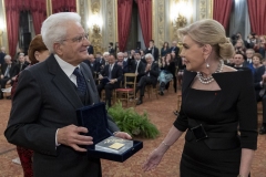 Η Μαριάννα Β. Βαρδινογιάννη παραδίδει στον Ιταλό Πρόεδρο ένα χρυσό κλαδί ελιάς
