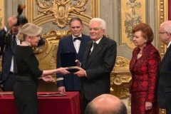 Η Μαριάννα Β. Βαρδινογιάννη παραδίδει στον Ιταλό Πρόεδρο ένα χρυσό κλαδί ελιάς