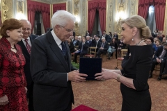 Η Μαριάννα Β. Βαρδινογιάννη παραδίδει στον Ιταλό Πρόεδρο ένα χρυσό κλαδί ελιάς