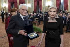 Η Μαριάννα Β. Βαρδινογιάννη παραδίδει στον Ιταλό Πρόεδρο ένα χρυσό κλαδί ελιάς