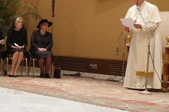 Η Μαριάννα Β. Βαρδινογιάννη και η πρώην Πρόεδρος της Λετονίας Vaira Vike Freiberga κατά τη διάρκεια της συνάντησης με τον Πάπα Φραγκίσκο