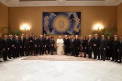 Ομαδική φωτογραφία των μελών του ΔΣ του Nizami Gakjavi International Center με τον Πάπα Φραγκίσκοd