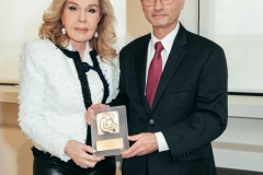 Η Μαριάννα Β. Βαρδινογιάννη απονέμει στον George Sigounas την τιμητική διάκριση της ΕΛΠΙΔΑΣ