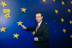 Ο George Sigounas τοποθετεί το αστέρι με το όνομά του στον "Τοίχο των Αστεριών της ΕΛΠΙΔΑΣ"