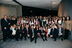 Η Πρόεδρος της «ΕΛΠΙΔΑΣ» Μαριάννα Β. Βαρδινογιάννη περιστοιχισμένη από την οικογένεια του Κολλεγίου και τους συντελεστές της παράστασης