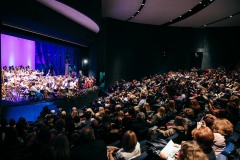 Το κατάμεστο από κόσμο Θέατρο του Κολλεγίου Αθηνών