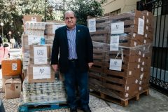 Ο Ιωάννης Μαρωνίτης παραλαμβάνει τα δέματα από το "Ίδρυμα Μαριάννα Β. Βαρδινογιάννη" και την "ΕΛΠΙΔΑ"