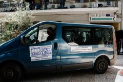 Ο Ιωάννης Μαρωνίτης παραλαμβάνει τα δέματα από το "Ίδρυμα Μαριάννα Β. Βαρδινογιάννη" και την "ΕΛΠΙΔΑ"