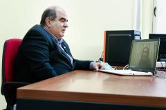 Η Μαριάννα Β. Βαρδινογιάννη συνομιλέι μέσω skype με τον Ιωάννη Μαρωνίτη