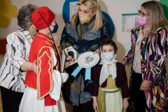 Οι μικροί Κατερίνα και Νικόλας προσφέρουν χειροτεχνίες στην Μαριάννα Β. Βαρδινογιάννη