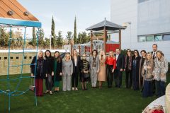 Η Μαριάννα Λαιμού και ο Δημοσθένης Μπούμης Διευθύνων Σύμβουλος των πολυκαταστημάτων Attica  με μέλη του ΔΣ και μέλη του Σωματείου ΕΛΠΙΔΑ και εκπροσώπους των πολυκαταστημάτων Attica  