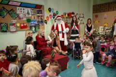 Η Μαριάννα Β. Βαρδινογιάννη διαβάζει στα παιδιά ένα παραμύθι