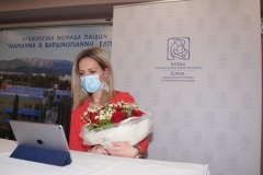 Η Αναστασία Βαρδουλάκη προσφέρει μια ανθοδέσμη στην Μαριάννα Β. Βαρδινογιάννη