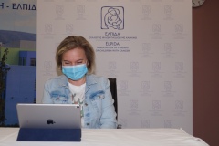 Η Φωτεινή συγκινημένη συνομιλεί με την Μαριάννα Β. Βαρδινογιάννη