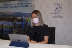 Η Έρη συγκινημένη συνομιλεί με την Μαριάννα Β. Βαρδινογιάννη