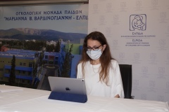 Η Χαρά  συγκινημένη συνομιλεί με την Μαριάννα Β. Βαρδινογιάννη