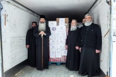 Ο Μητροπολίτης Συμεών και το επιτελείο του παραλαμβάνουν τα δέματα αγάπης