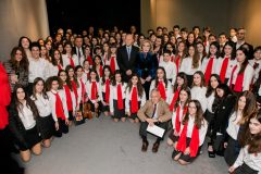 Ομαδική φωτογραφία της Μαριάννας Β. Βαρδινογιάννη με τους μαθητές του Κολλεγίου