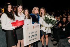 Μαθήτριες του Κολλεγίου προσφέρουν στην Μαριάννα Β. Βαρδινογιάννη αναμνηστικό συμβολικό δώρο