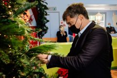 Ο Γιάννης Β. Βαρδινογιάννης τοποθετεί το στολίδι του στο Δέντρο των Ευχών
