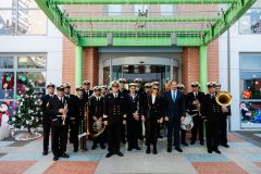 Χριστιάννα Β. Βαρδινογιάννη και Μανώλης Παπασάββας με την Μπάντα του Πολεμικού Ναυτικού