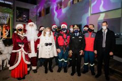 Μαριάννα Β. Βαρδινογιάννη, Στέφανος Κολοκούρης, Μανώλης Παπασάββας μαζί με τις γυναίκες και άνδρες του Πυροσβεστικού Σώματος που συμμετείχαν στη γιορτή