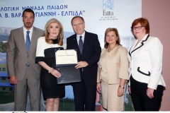 Ο Πρέσβυς του Καναδά, κύριος Robert Peck, η σύζυγός του Μαρία Peck, η κυρία Μαριάννα Β. Βαρδινογιάννη και ο κύριος Εμμανουήλ Παπασάββας και η κυρία Cathy Seguin, Αντιπρόεδρος του Sick Kids Hospital