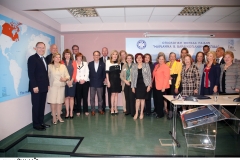 Αναμνηστική φωτογραφία των Ελλήνων και Καναδών επιστημόνων με τον Πρέσβυ του Καναδά, τη σύζυγό του, την κυρία Μαριάννα Β. Βαρδινογιάννη, τον κύριο Εμμανουήλ Παπασάββα και μέλη του Δ.Σ. του Συλλόγου «ΕΛΠΙΔΑ»