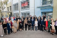 Η Πρόεδρος του Σωματείου «ΕΛΠΙΔΑ» Χριστιάννα Β. Βαρδινογιάννη, με τον Διοικητή της Ογκολογικής Μονάδας «Παίδων Μαριάννα Β. Βαρδινογιάννη-ΕΛΠΙΔΑ» Μανώλη Παπασάββα, μέλη του ΔΣ των Σωματείων «ΕΛΠΙΔΑ» και «ΟΡΑΜΑ ΕΛΠΙΔΑΣ», ιατρικό και νοσηλευτικό προσωπικό της Μονάδας και τη Μπάντα του Πολεμικού Ναυτικού