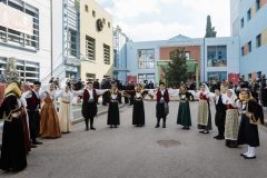 Παιδιά από τον Πολιτιστικό Σύλλογο Ερέτριας «Κωνσταντής Κανάρης» στον προαύλιο χώρο της Μονάδας