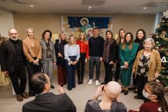 Μαριάννα Λαιμού και Σάκης Ρουβάς με μέλη του ΔΣ του Σωματείου ΕΛΠΙΔΑ, μέλη του ELPIDA Youth, τη διευθύντρια του Ξενώνα ΕΛΠΙΔΑ Άννα Παναγοπούλου και τον υπεύθυνο Ψυχοκοινωνικής Υπηρεσίας Δήμητρη Νάνη