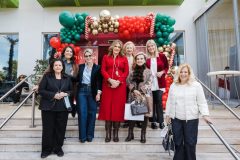 η Χριστιάννα Β. Βαρδινογιάννη με τα μέλη του ΔΣ της ΕΛΠΙΔΑΣ Νάσια Θανοπούλου, Τζωρτζίνα Έλληνα, Βίκυ Φιλίππου, Ελένη Σαμαρά, Αλίνα Μινέττα, Μελίνα Δασκαλάκη και τη ΓΓ του ΟΡΑΜΑΤΟΣ ΕΛΠΙΔΑΣ Ινώ Κωνσταντοπούλου