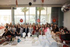 Χριστιάννα Β. Βαρδινογιάννη και Μαριάννα Λαιμού με την Οργανωτική Επιτροπή του bazaar, μέλη του ΔΣ, εθελόντριες και στελέχη του Σωματείου