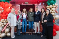 Η Χριστιάννα Β. Βαρδινογιάννη με τον Σάκη Ρουβά και την Νατάσα Θεοδωρίδου, τα μέλη του ΔΣ του Σωματείου Αλίνα Μινέτα, Τζωρτζίνα Έλληνα, Νάσια Θανοπούλου και τη ΓΓ του ΟΡΑΜΑΤΟΣ ΕΛΠΙΔΑΣ Ινώ Κωνσταντοπούλου