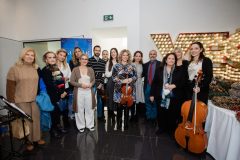 Μέλη του ΔΣ του ΕΛΠΙΔΑ (Μελίνα Δασκαλάκη, Ελένη Σαμαρά, Νούλη Μανώλη, Τζωρτζίνα Έλληνα, Ντόρα Δημοπούλου, Ινώ Κωνσταντοπούλου, Αλίνα Μινέττα) με την Χορωδία του Κολλεγίου Αθηνών